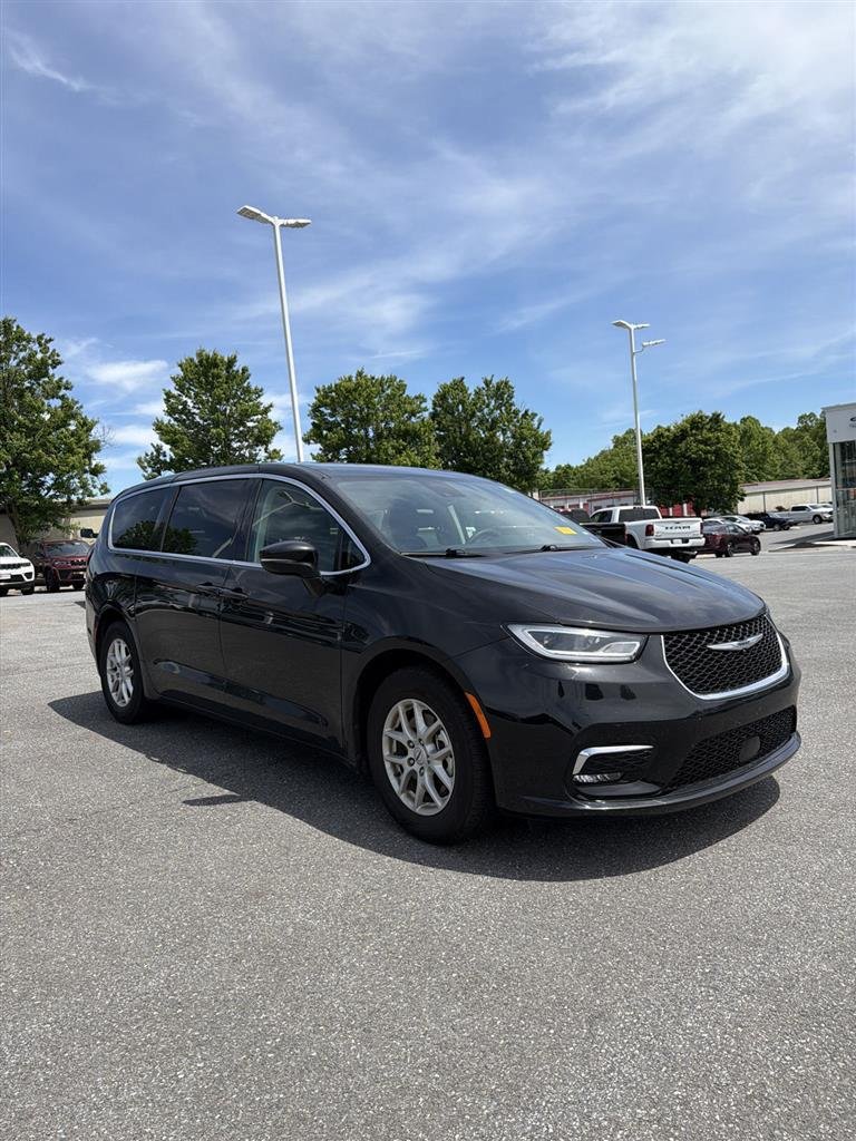 2024 Chrysler Pacifica Touring L's photo
