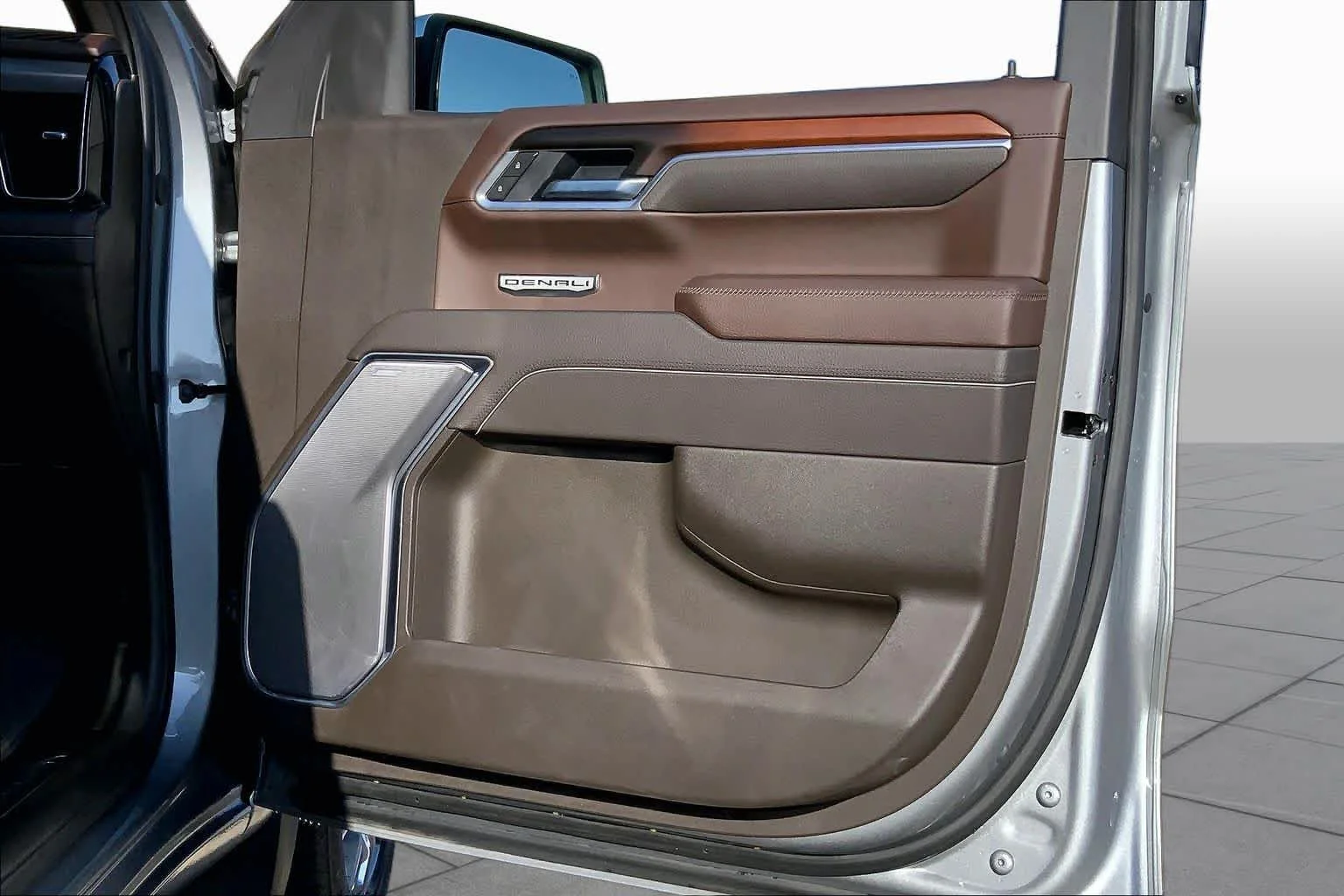 Used 2025 Sterling Metallic GMC Denali image 23