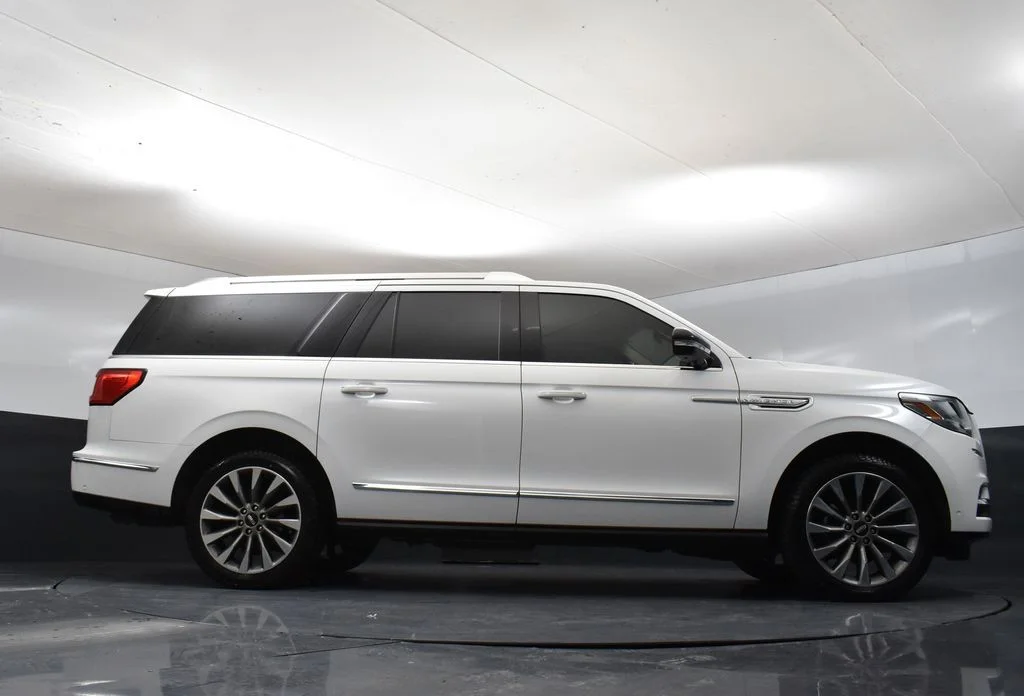 Used 2020 White Lincoln Reserve image 11