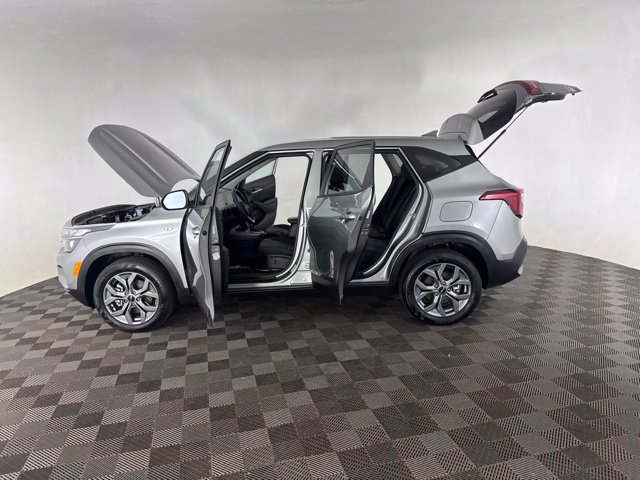 Used 2026  Kia LX image 11