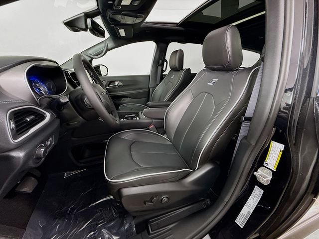New 2027 Diamond Black Crystal Pearl-Coat Exterior Paint Chrysler Limited image 21