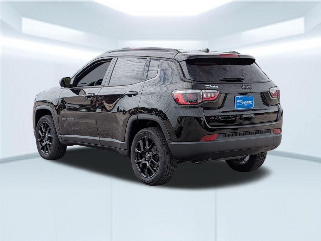 New 2026 Diamond Black Crystal Pearl-Coat Exterior Paint Jeep Latitude image 3