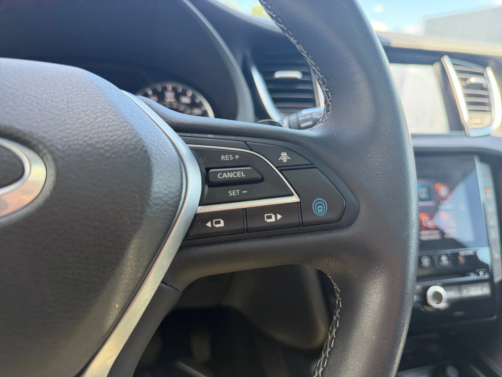Used 2025 Slate Gray INFINITI LUXE image 12