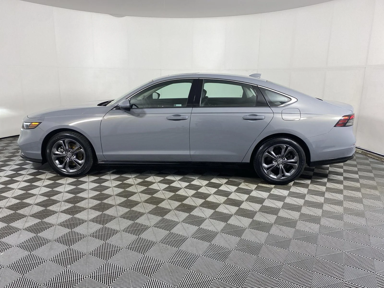 Used 2024 Urban Gray Pearl Honda EX-L image 4
