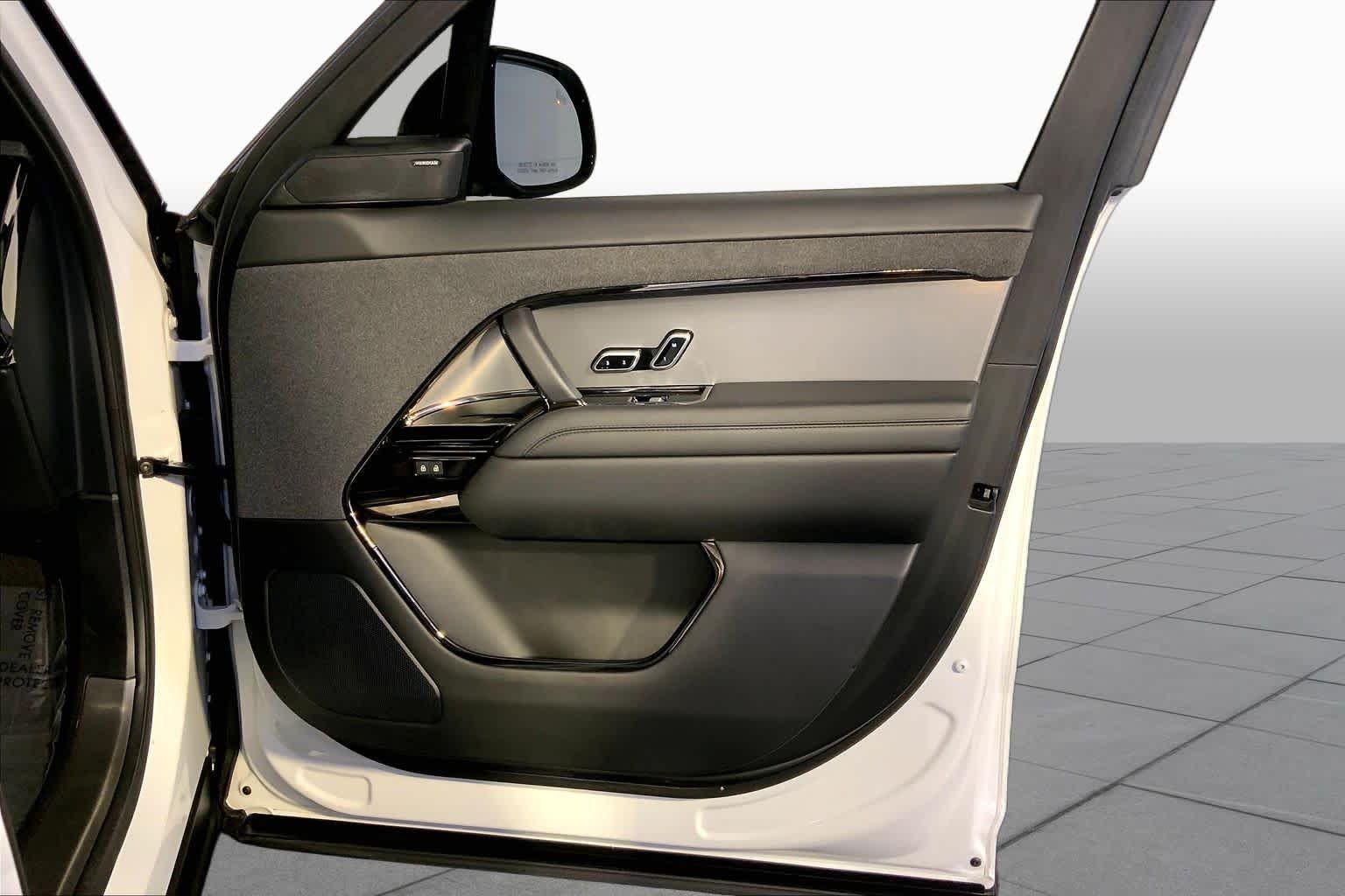 Used 2023 Fuji White Land Rover SE image 23