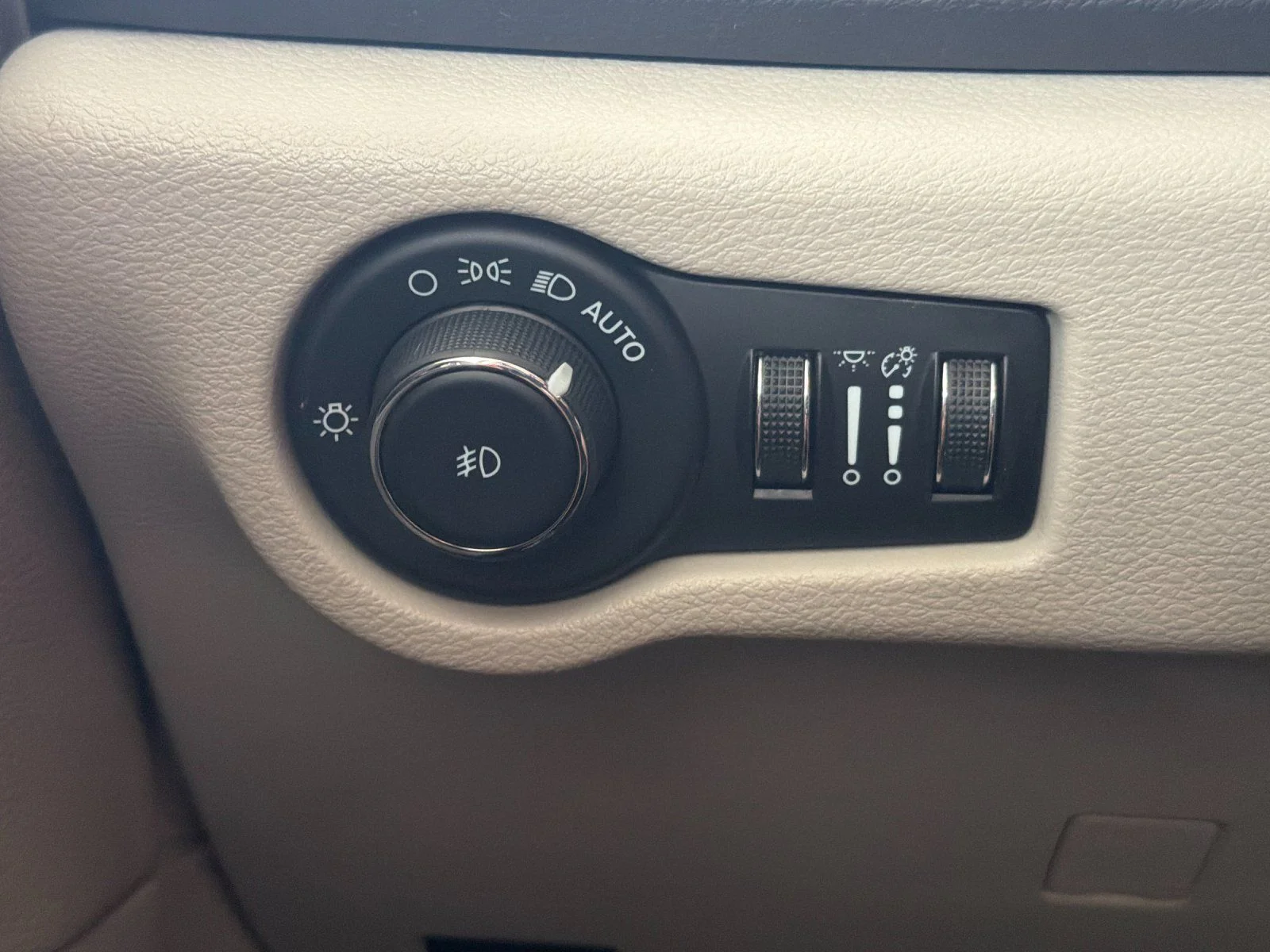 Used 2023 White Chrysler Touring L image 30