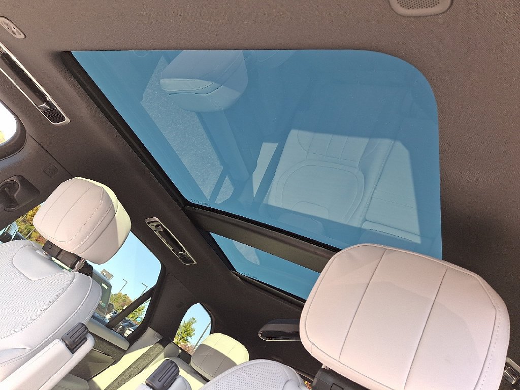 New 2027 Borasco Grey Land Rover SE image 10