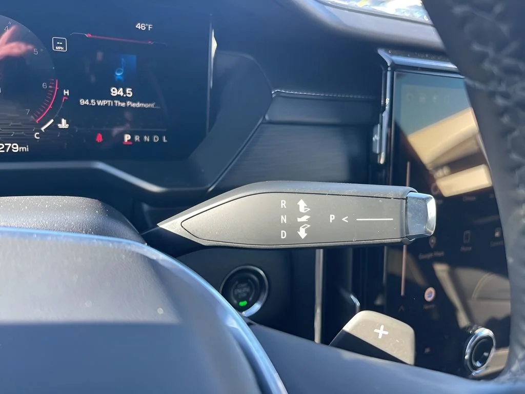 Used 2025 Summit White GMC Elevation image 24