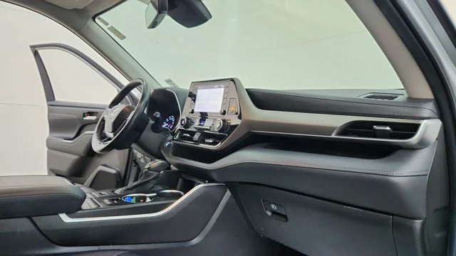 Used 2021 Silver Toyota XLE image 21