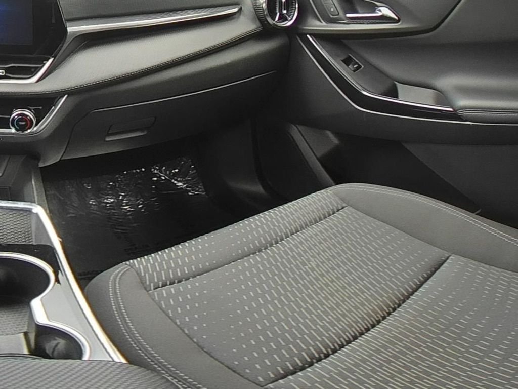 Used 2025 White Chevrolet LT image 22