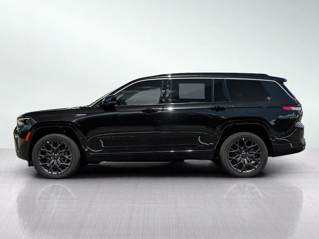 New 2026 Diamond Black Crystal Pearlcoat Jeep Summit image 4