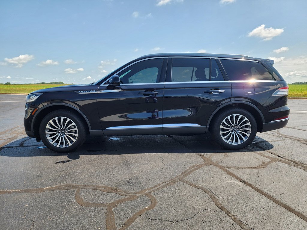 Used 2020 Infinite Black Metallic Lincoln Reserve image 9