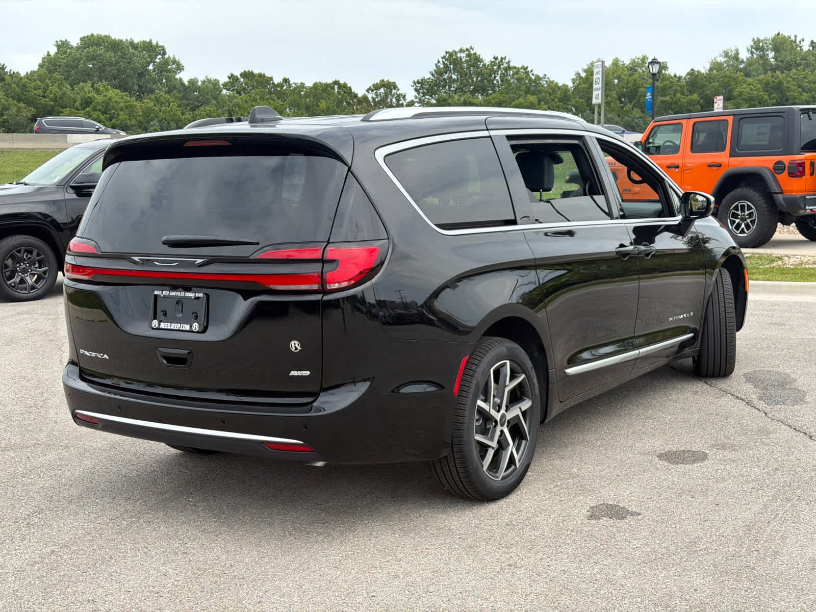 New 2027 Diamond Black Crystal Pearlcoat Chrysler Pinnacle image 9