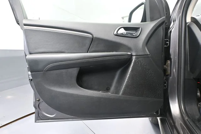 Used 2017 Gray Dodge Crossroad image 18