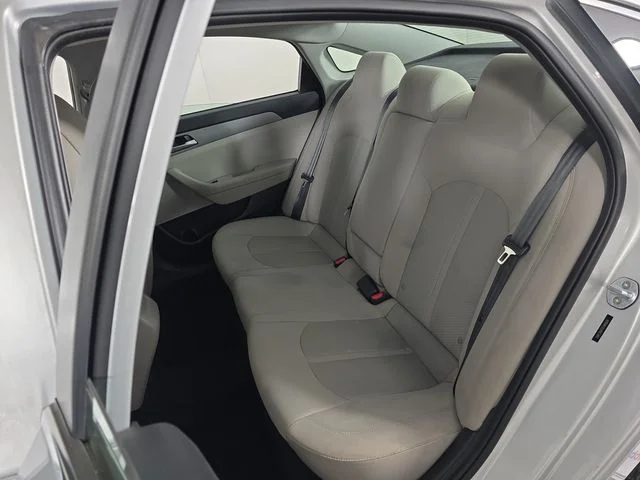 Used 2019 Silver Hyundai SE image 23
