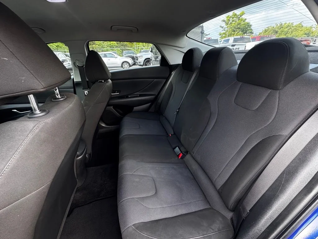 Used 2023  Hyundai SE image 18