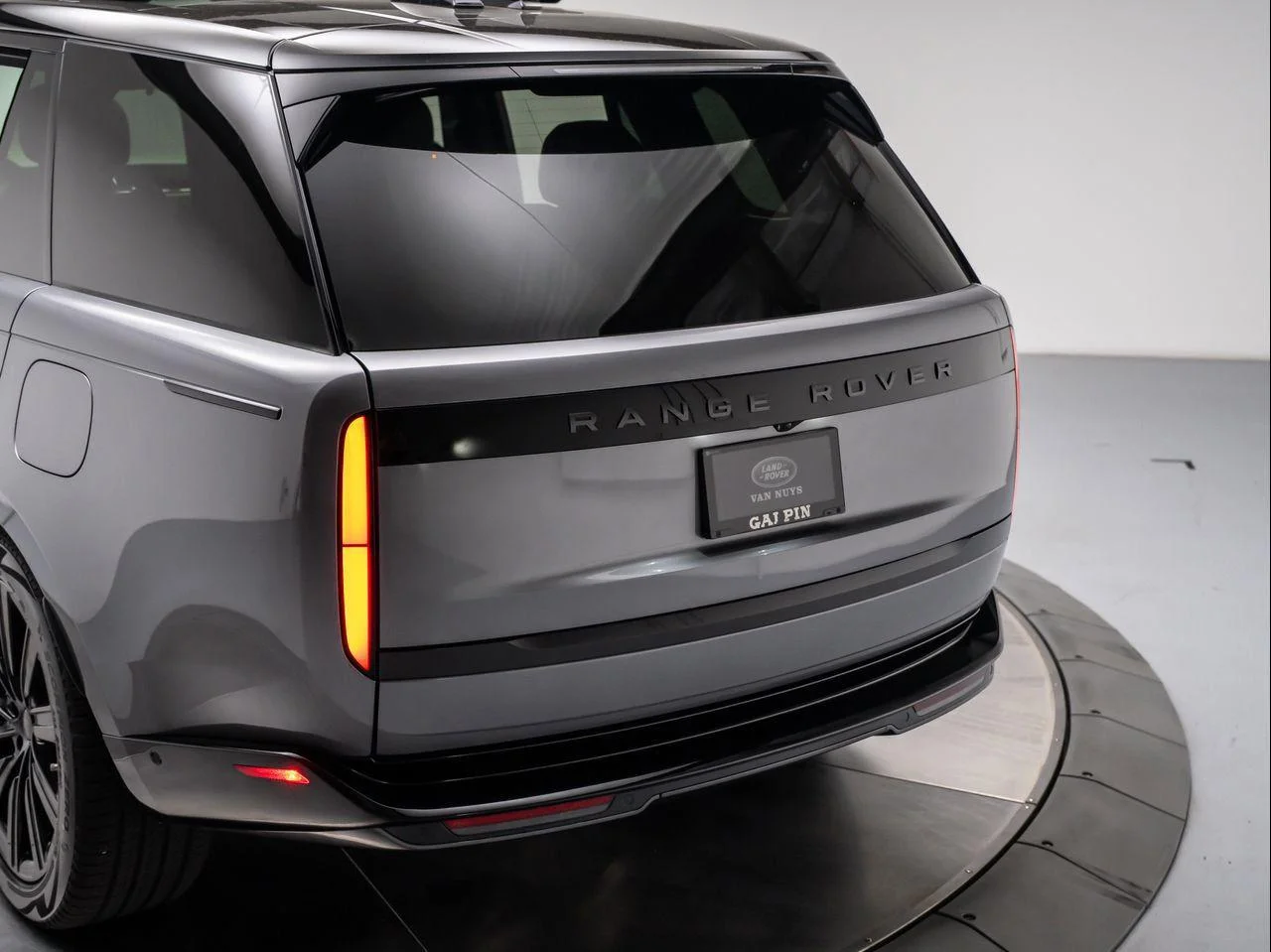 New 2026 Eiger Grey Land Rover P550e SE image 30