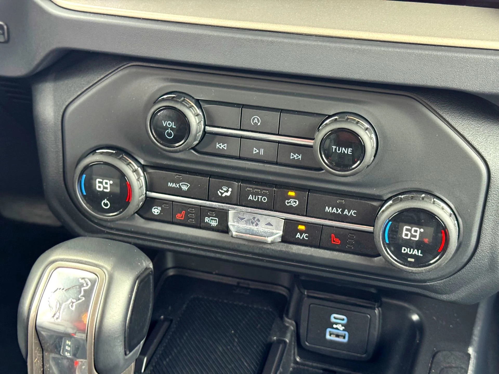 Used 2025  Ford Outer Banks image 29