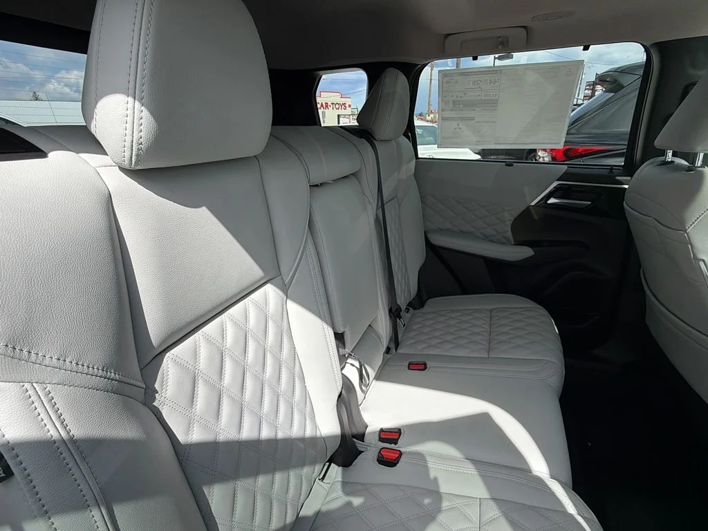 New 2025 Black Diamond Mitsubishi SEL image 21