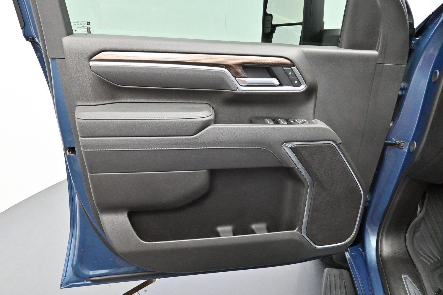 Used 2026 Lakeshore Blue Metallic Chevrolet LT image 10