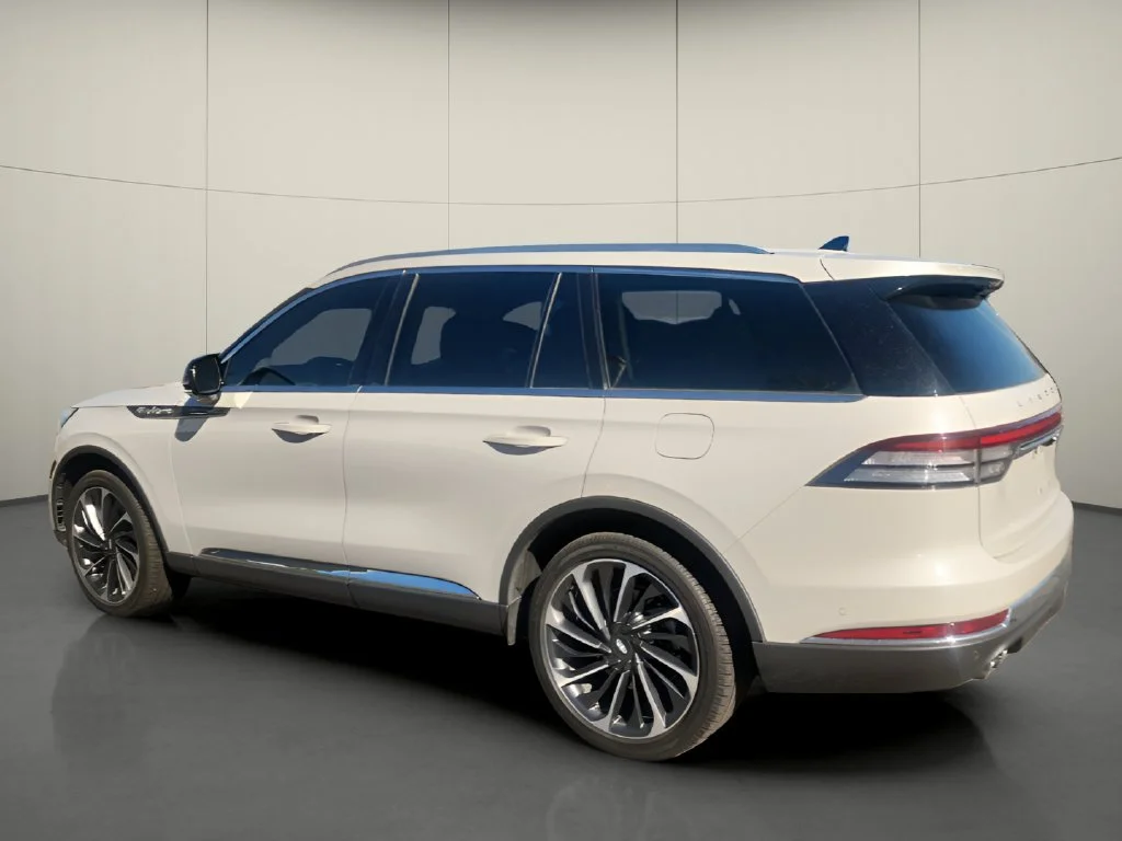 Used 2022 White Lincoln Reserve image 5
