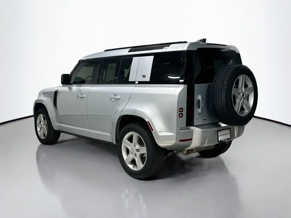 Used 2022  Land Rover XS Edition image 4
