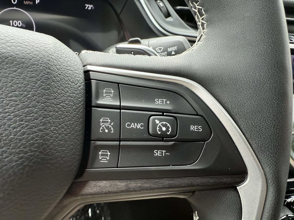 Used 2024  Jeep Limited image 24