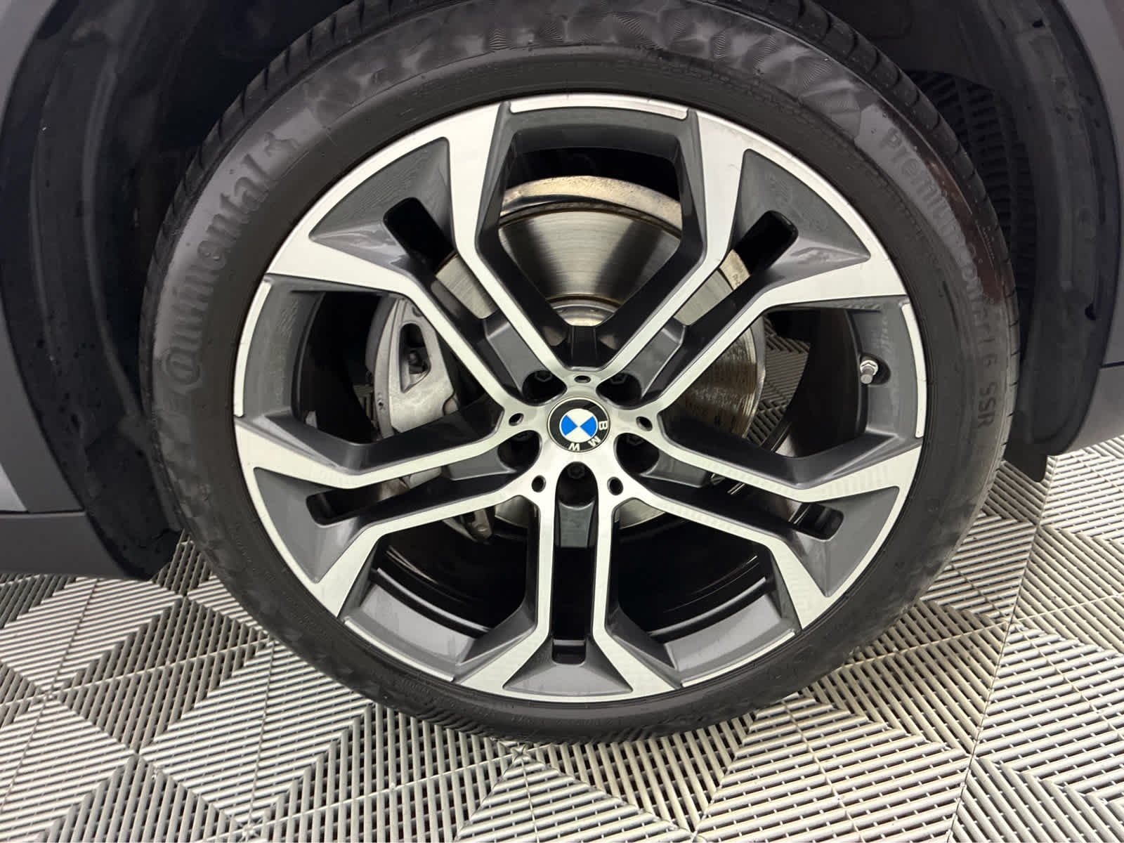 Used 2026 Skyscraper Grey Metallic BMW xDrive40i image 11