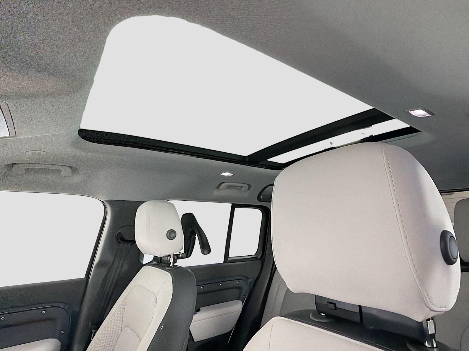 New 2026 Tasman Blue Land Rover X-Dynamic SE image 9