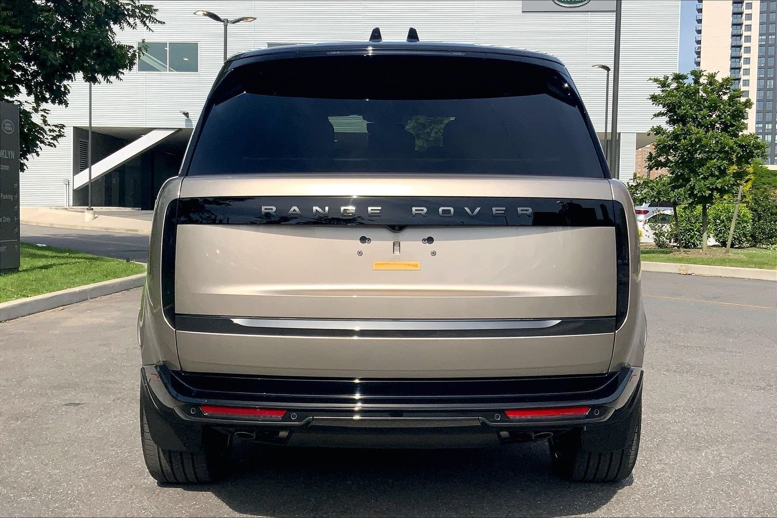 New 2026 Batumi Gold LAND ROVER SE LWB 7-Seats / V8 image 4