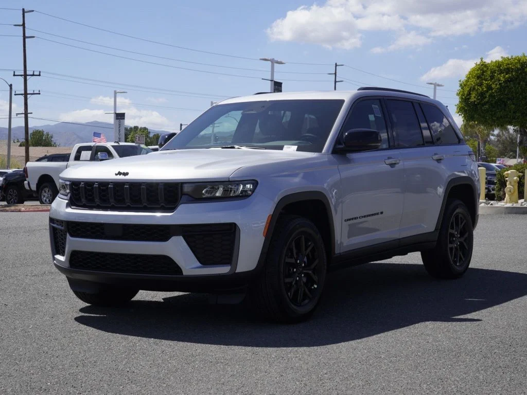 New 2026 Silver Zynith Exterior Paint Jeep Laredo Altitude image 7