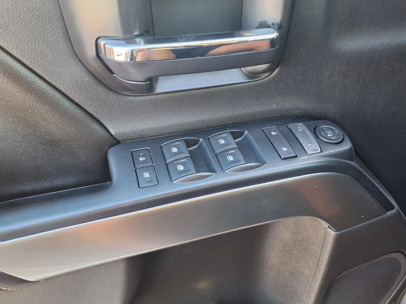 Used 2017 White Chevrolet LT image 17