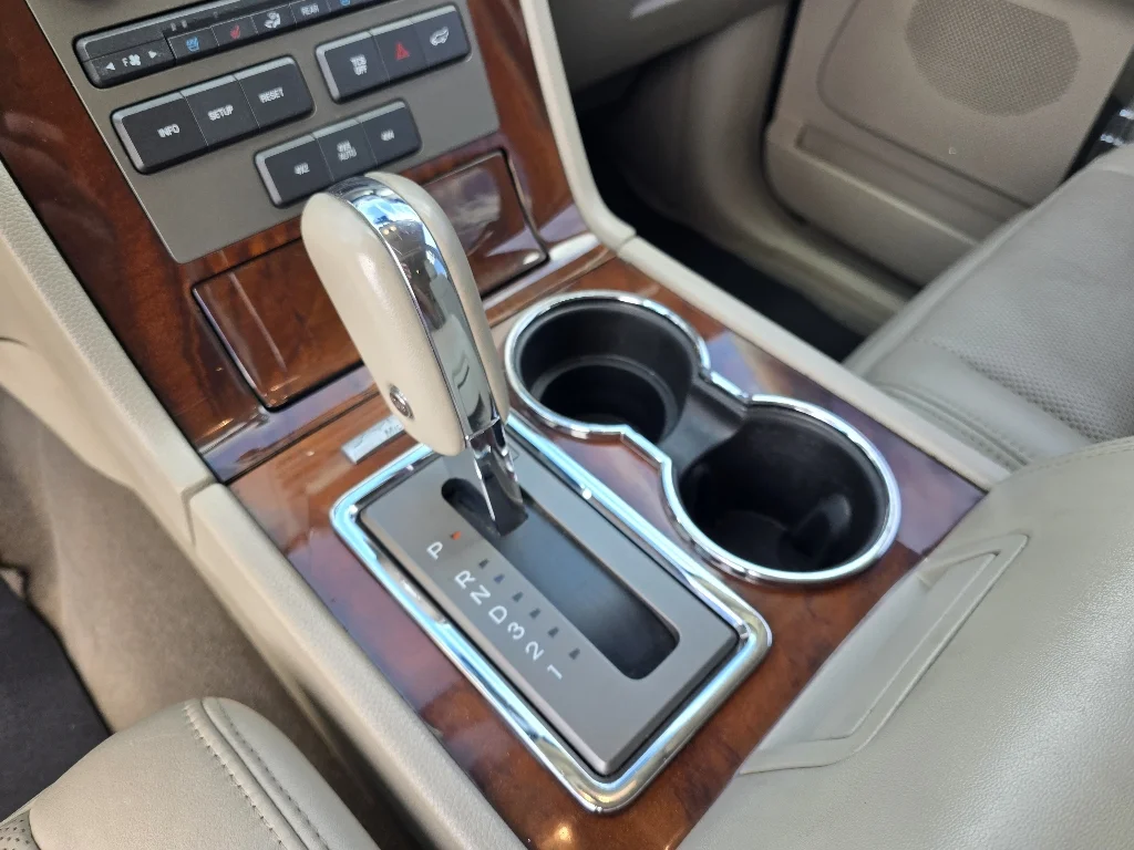 Used 2013 White Platinum Metallic Tri-Coat Lincoln  image 22