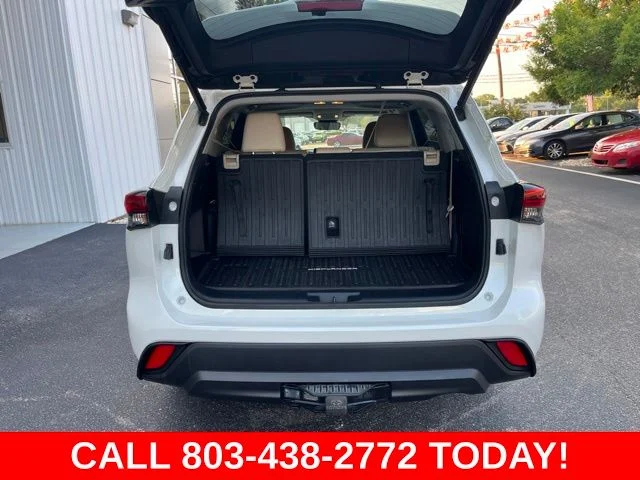 Used 2020 White Toyota XLE image 33