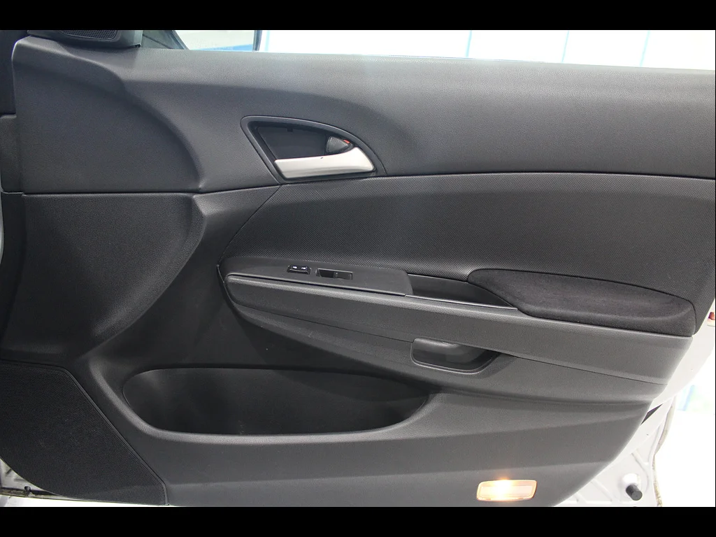 Used 2008 Alabaster Silver Metallic Honda LX image 25