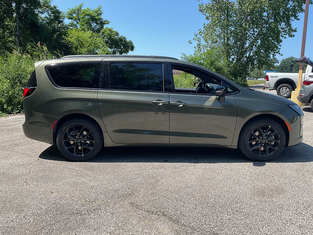 New 2027 Olive Green Pearl Coat Chrysler Limited image 4
