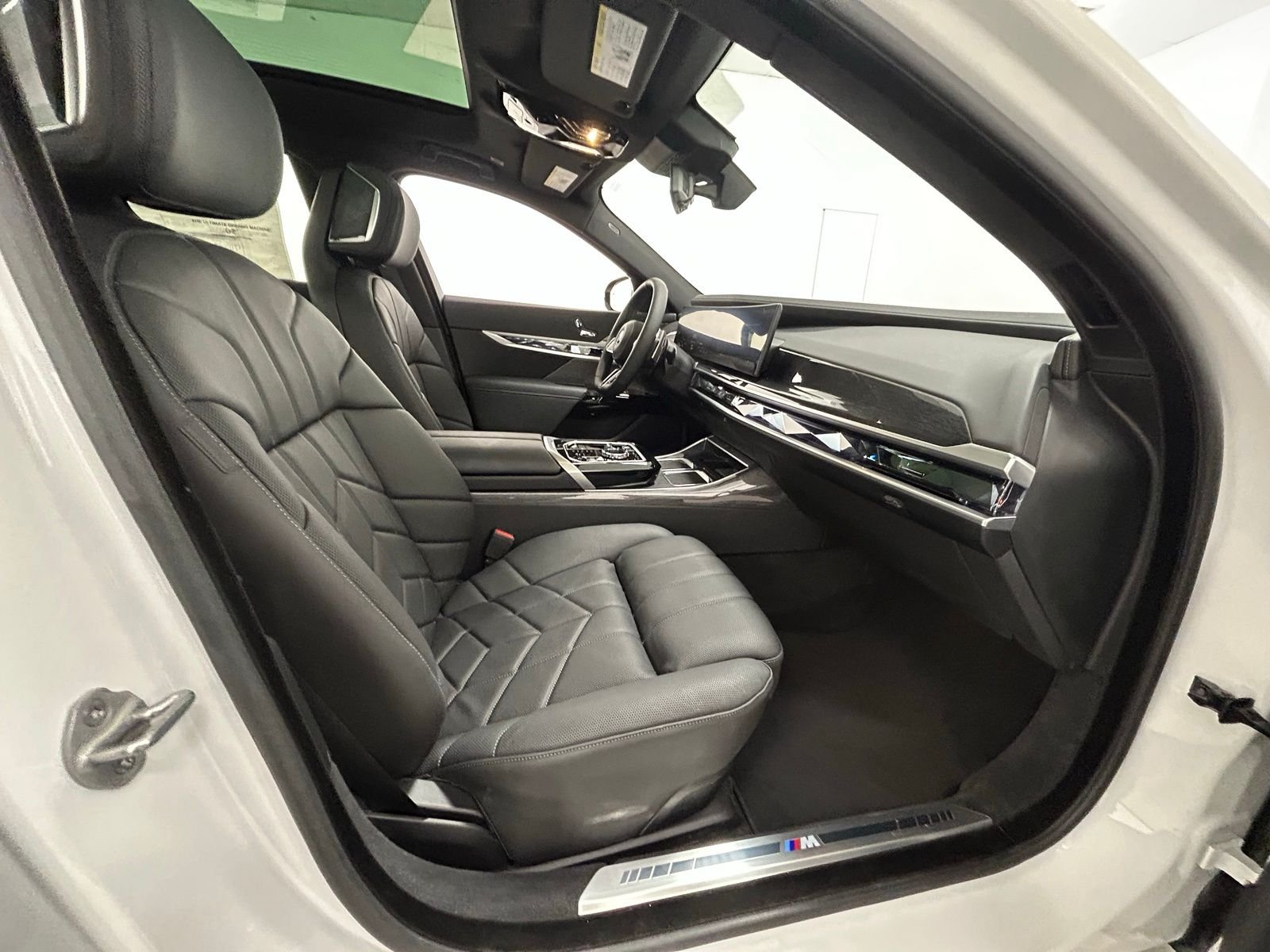 New 2026 Mineral White Metallic BMW 750e xDrive image 41