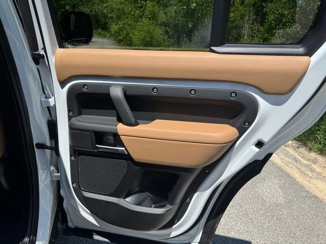 New 2026 Fuji White LAND ROVER X-Dynamic SE image 18