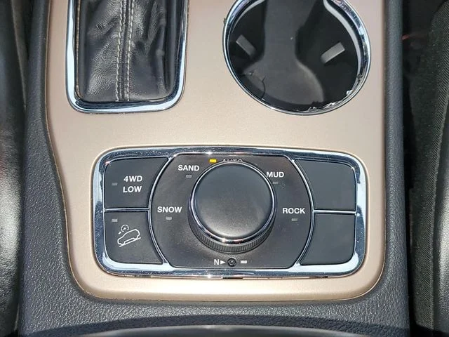 Used 2016 Silver Jeep Limited image 24