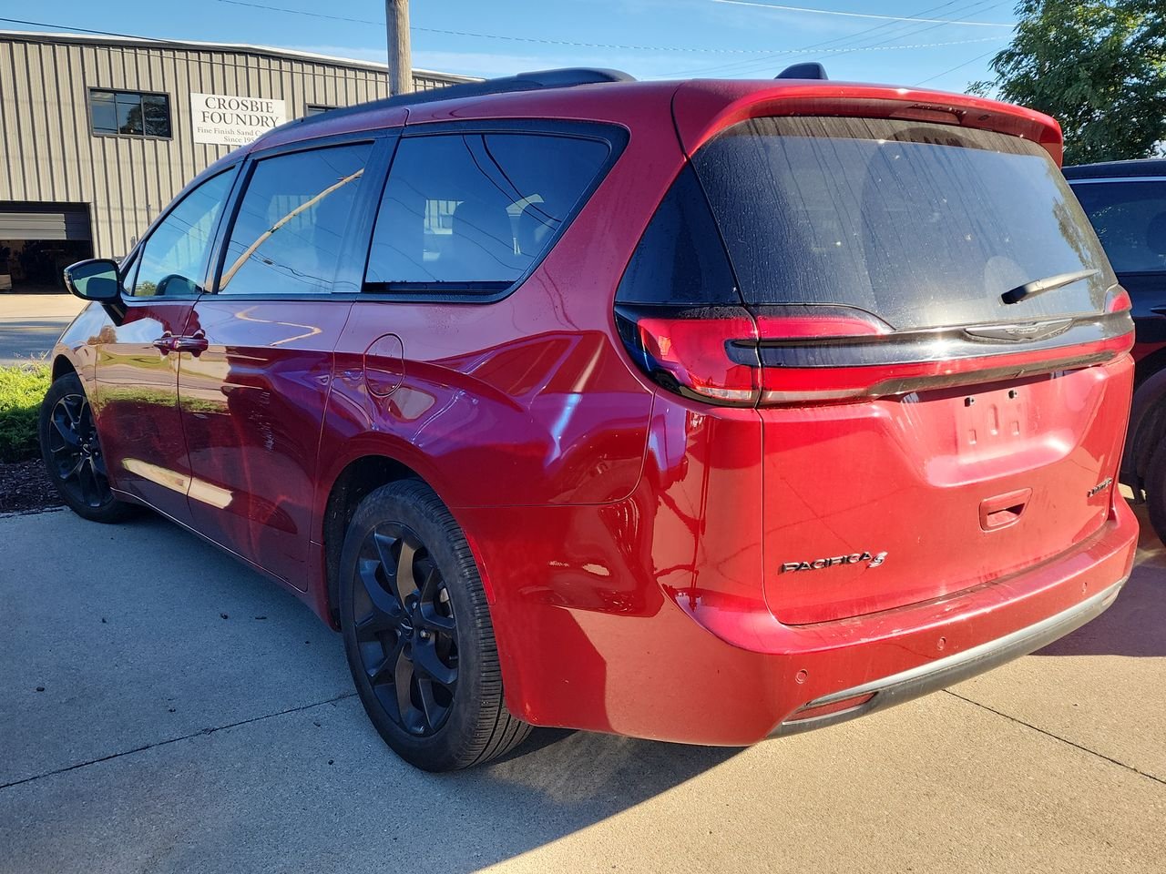 Used 2025 Red Chrysler Limited image 3