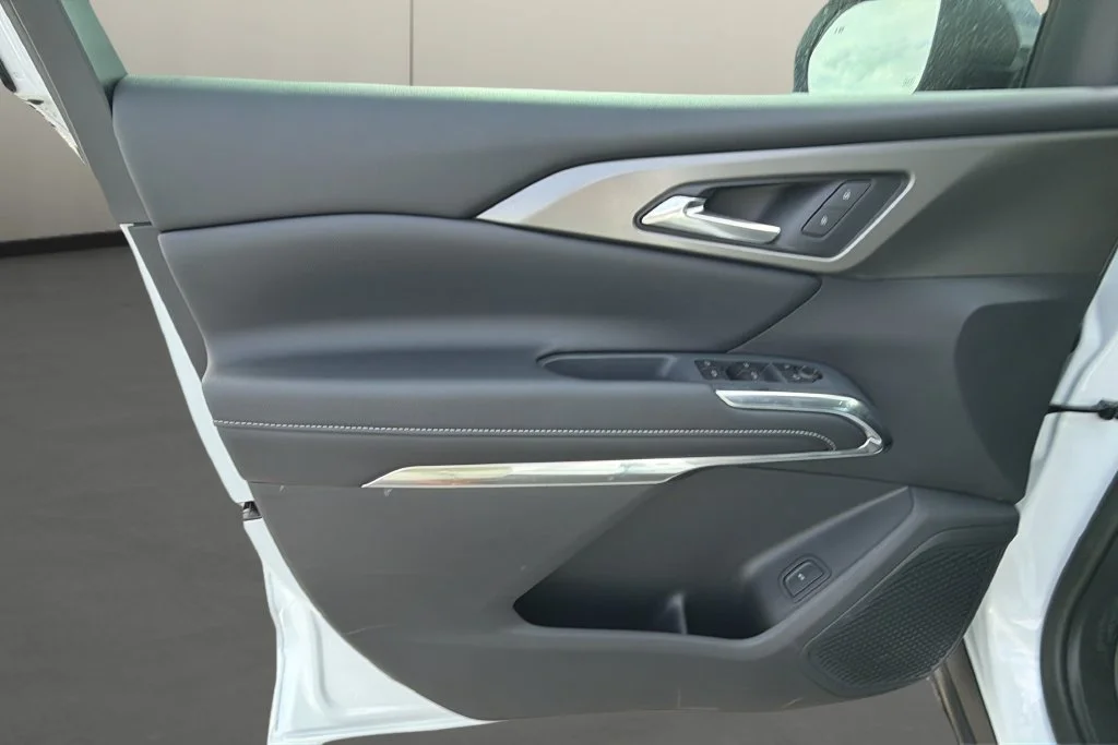 New 2027 Summit White Chevrolet LT image 14