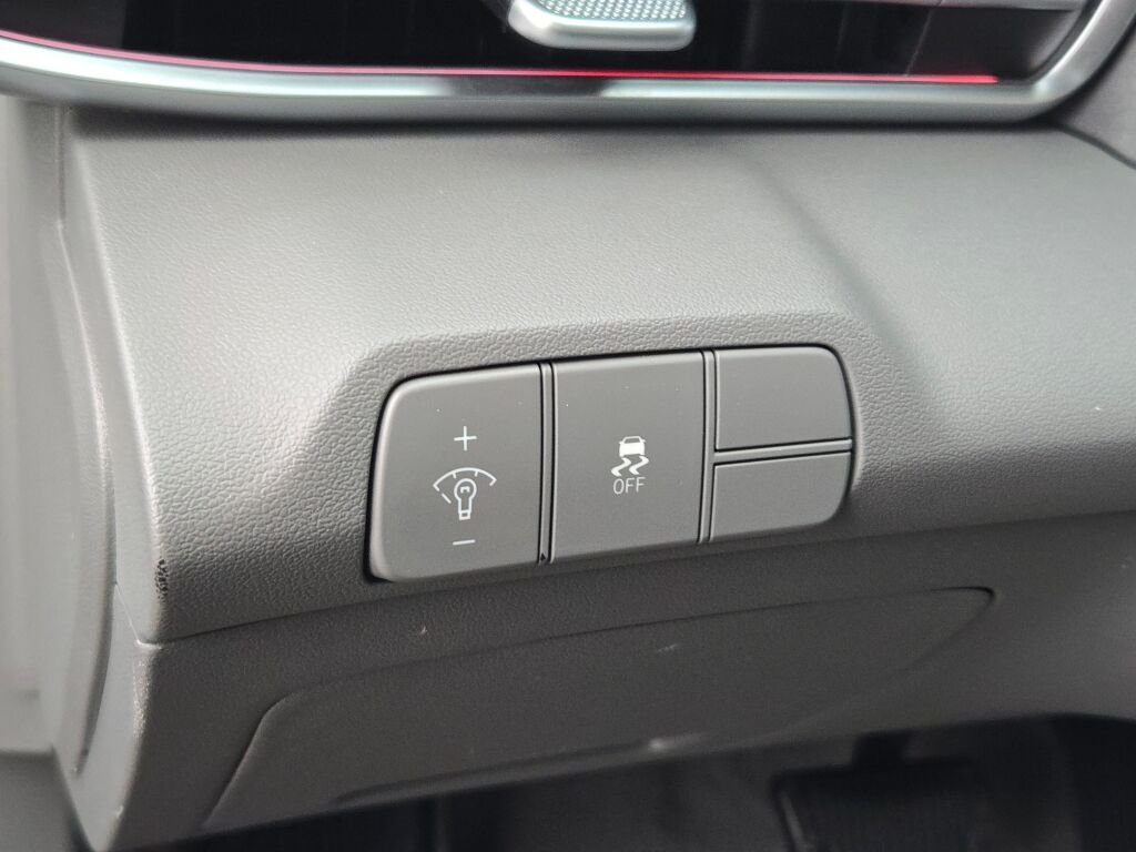 Used 2025 Black Hyundai SEL Convenience image 21