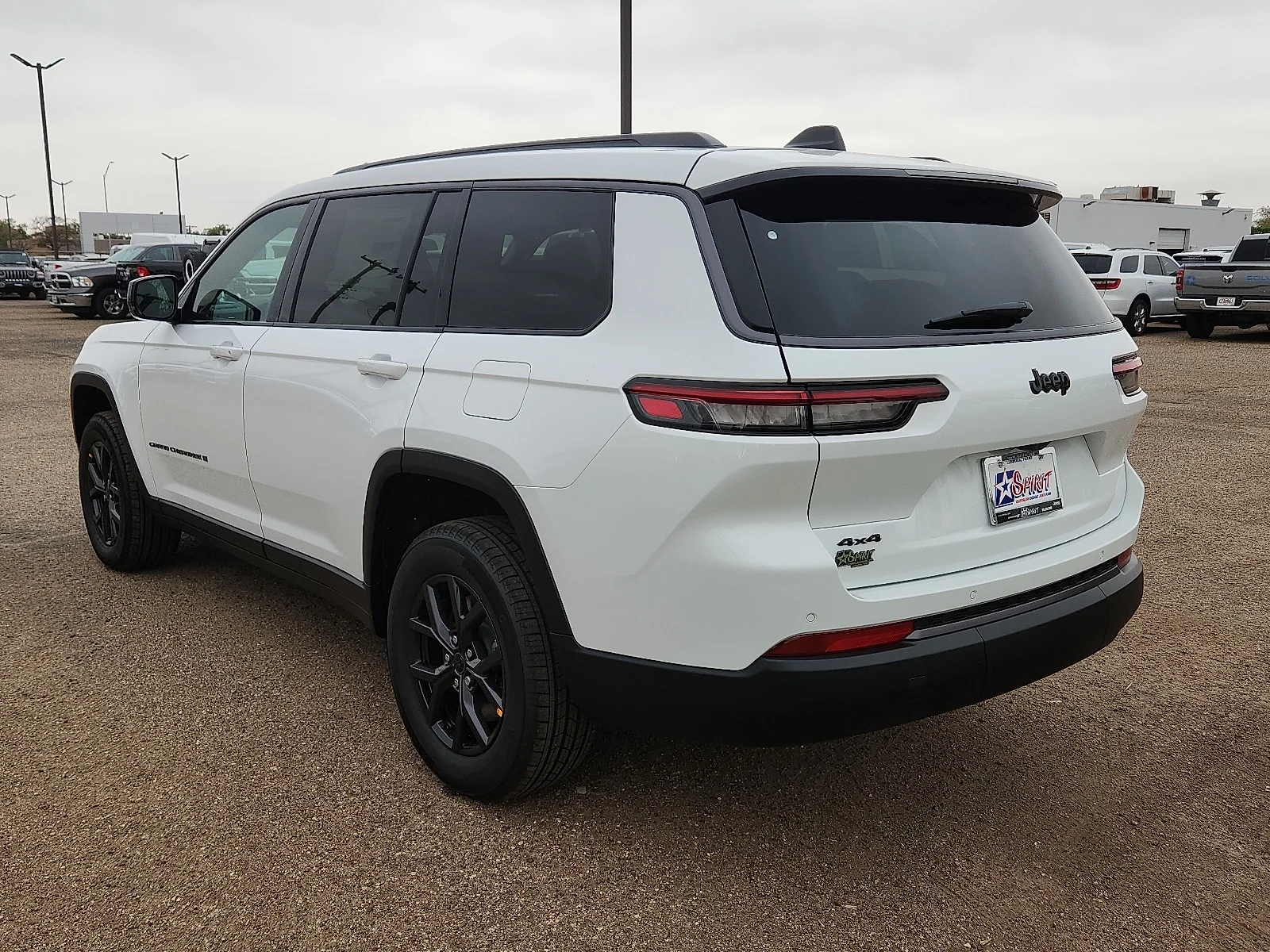 New 2027 PW7 Bright Whit Jeep LAREDO 4X4 image 3