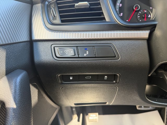 Used 2018 Blue Hyundai Sport 2.0T image 17