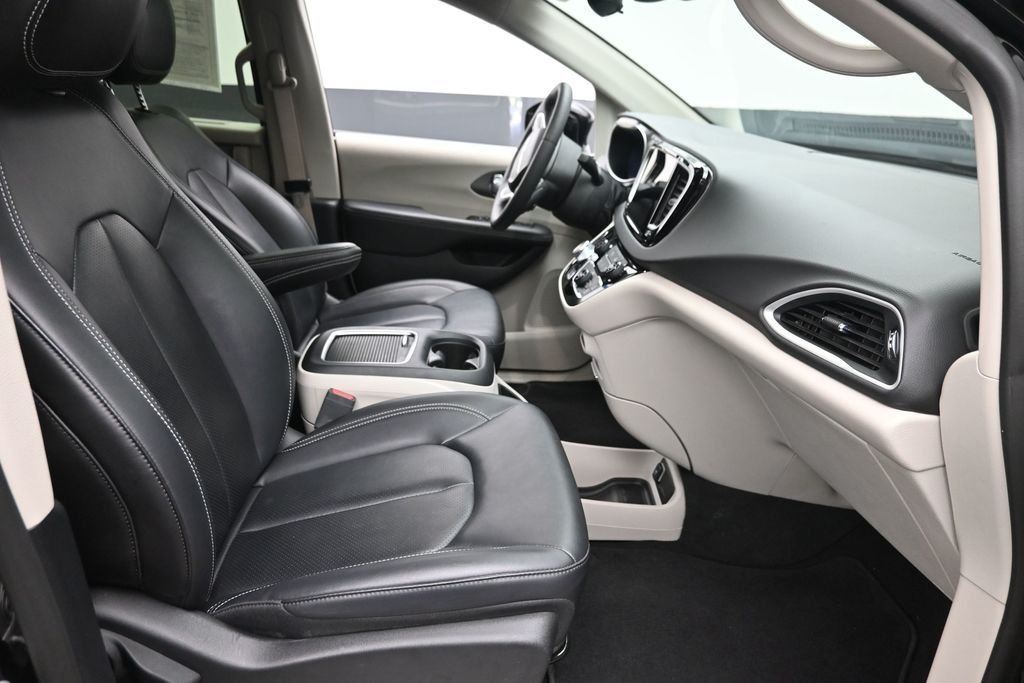 Used 2024 Black Chrysler Touring L image 10