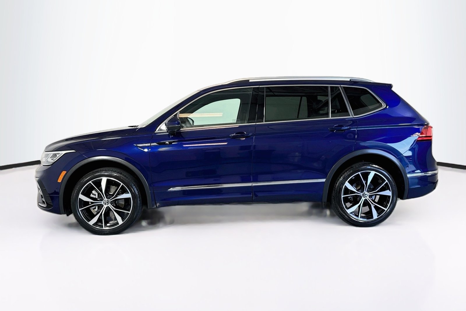 Used 2022 Atlantic Blue Metallic Volkswagen SEL R-Line image 8