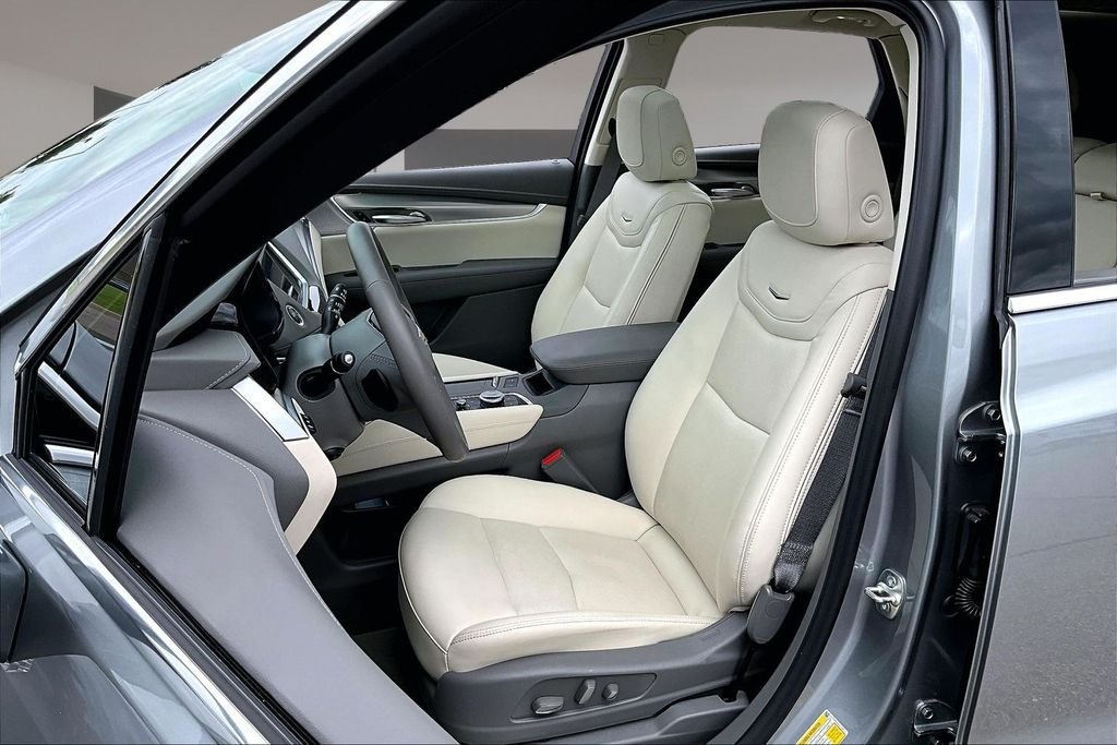 Used 2025 Silver Cadillac Premium Luxury image 27