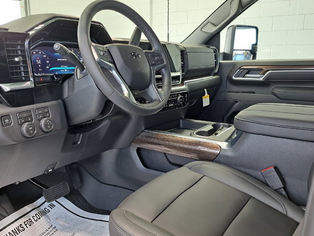 2026 Chevrolet Silverado 2500 HD LT Crew Cab Pickup Slide 6
