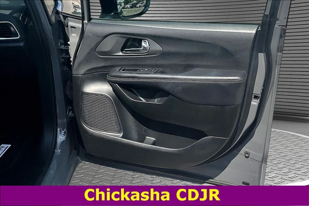 Used 2025 White Chrysler Select image 28