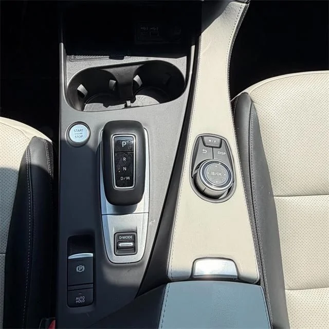 Used 2025 White INFINITI LUXE image 29